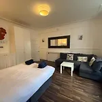 C44- Spacious Split Level Flat Near Edgware Road