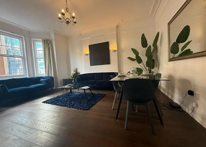 C44- Spacious Split Level Flat Near Edgware Road