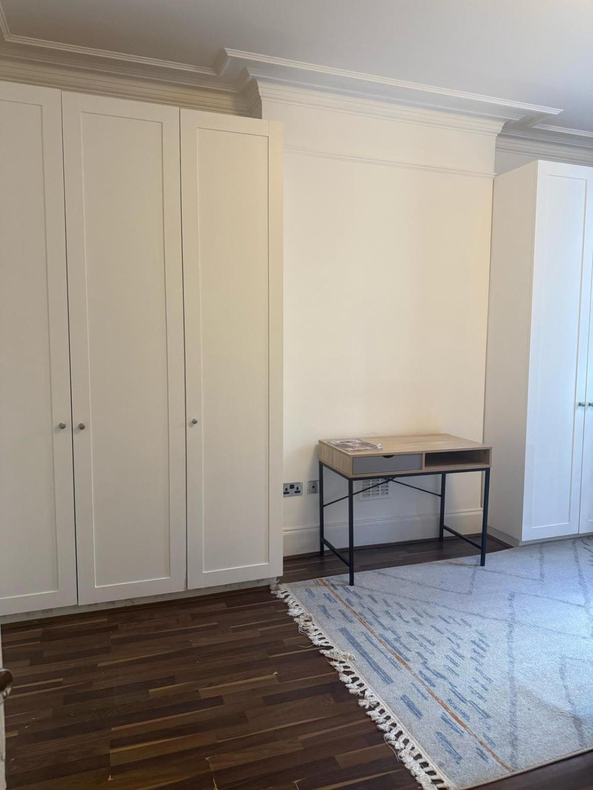C44- Spacious Split Level Flat Near Edgware Road Londra