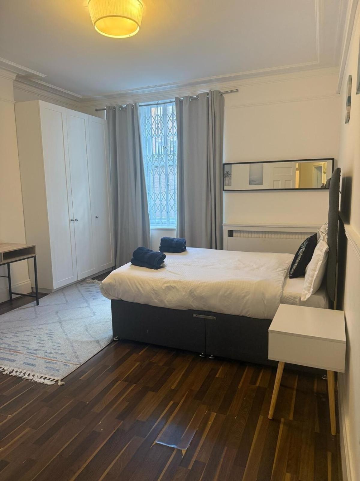 C44- Spacious Split Level Flat Near Edgware Road